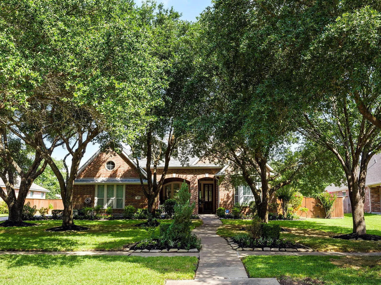 4 bed, 4.5 bath, 4249 sqft, $3,800 — Photo 1