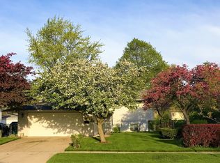 552 White Pine Rd, Buffalo Grove, IL 60089