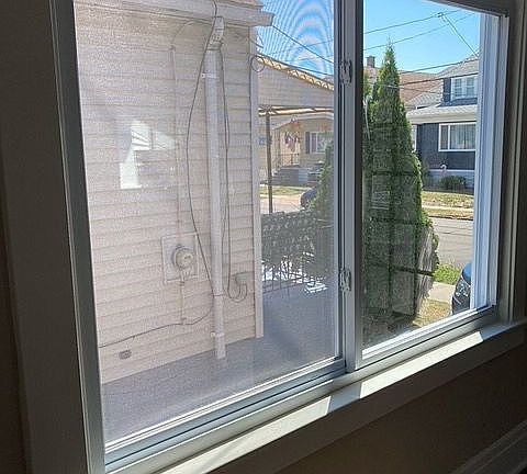 4th image of 249 Holly St