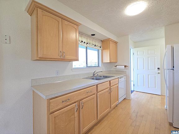 4th image of 833 N Canterbury Ct