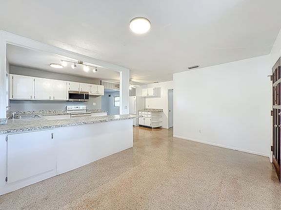 4th image of 1706 Cambridge Dr