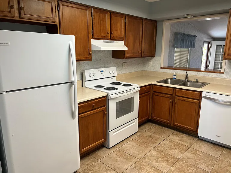 10946 W Canterbury Dr — Photo 10
