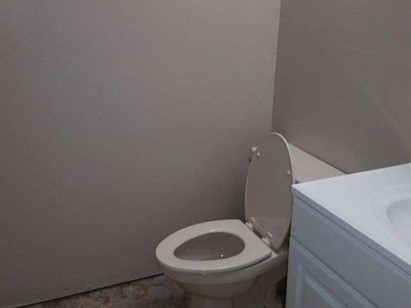 4th image of 423 Bloomingfield Dr
