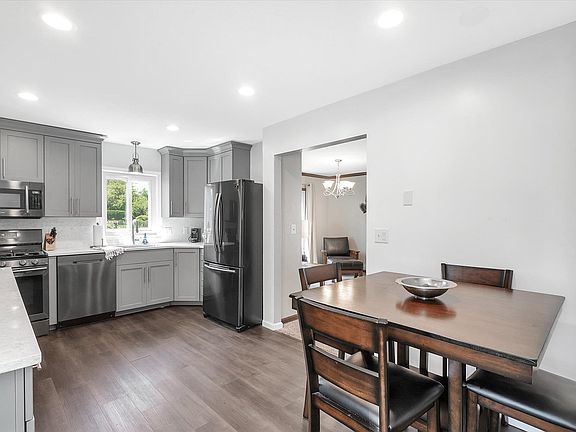 5th image of 302 Eugene Dr