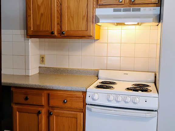 24" oven with vent and light, great space to cook!