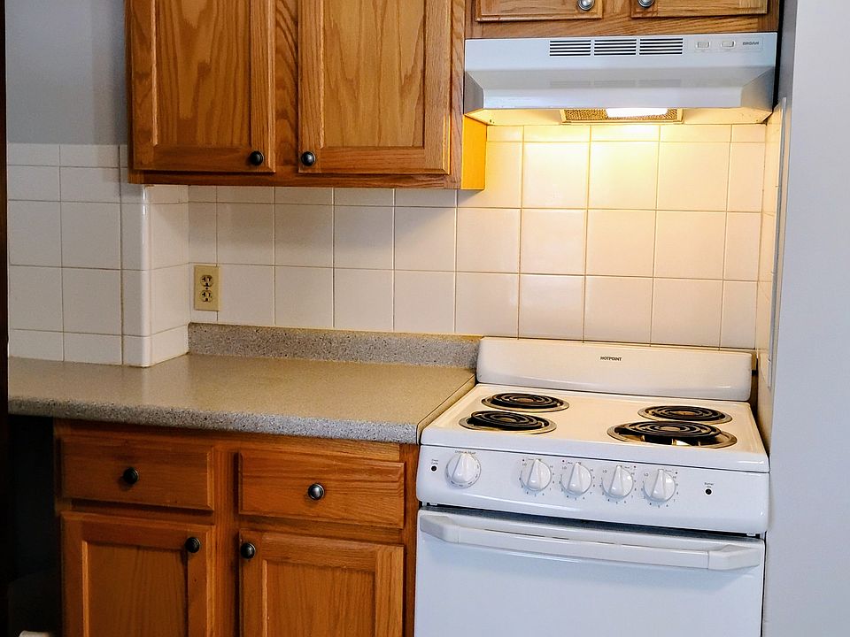 24" oven with vent and light, great space to cook!