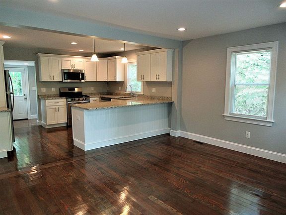 3rd image of 284 Weymouth St Unit 284