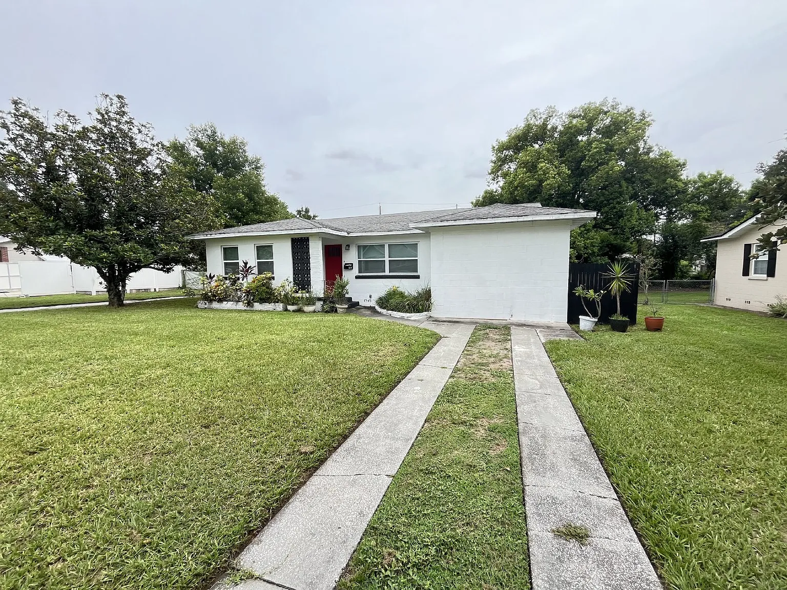 3 bed, 2.0 bath, 1056 sqft, $2,300 — Photo 1
