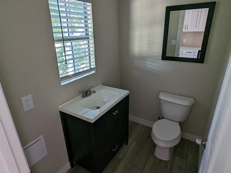 701 W Houston St — Photo 15
