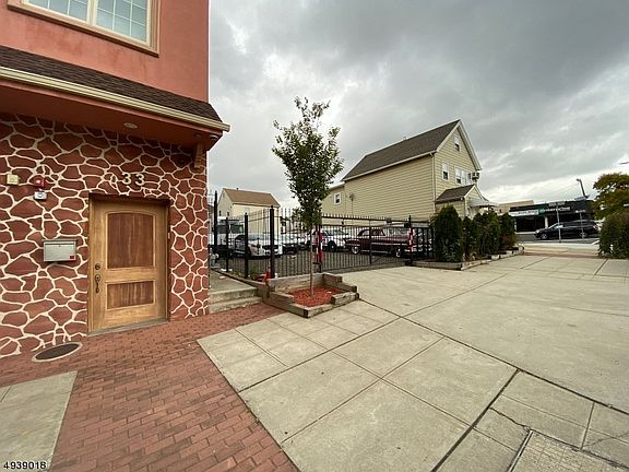 2nd image of 33 Washington Ave