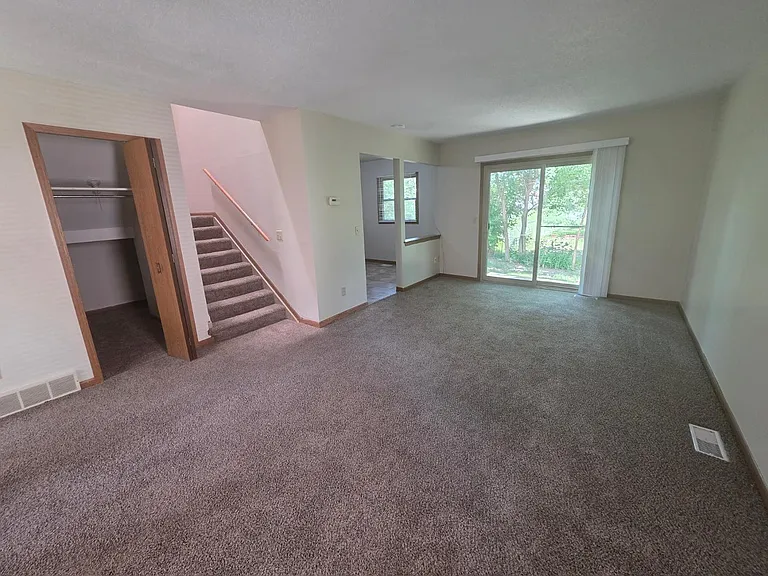 1009 Valley Side Dr — Photo 5