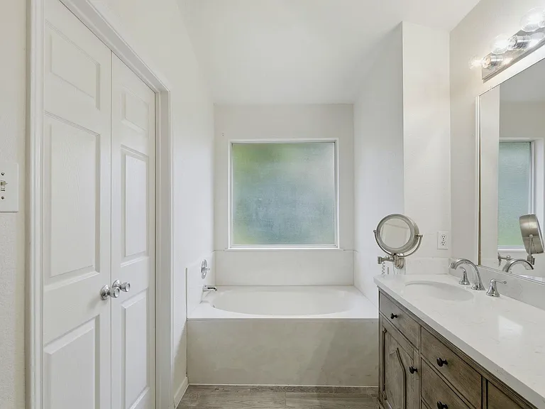 1005 Rolling Ridge Dr — Photo 8