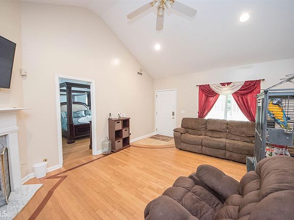 4th image of 140 Lake View Dr