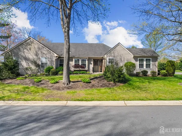 33 Hillsborough Dr, Monroe Township, NJ 08831