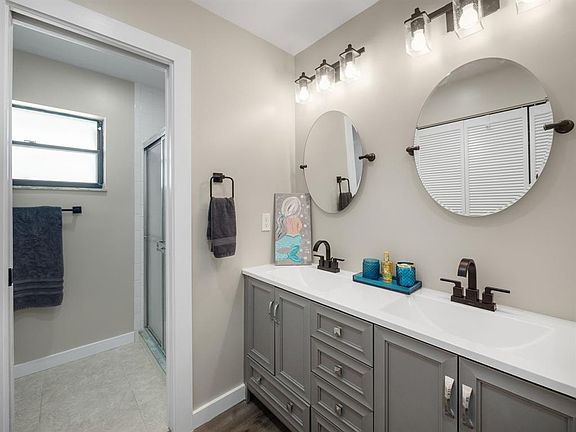 4th image of 5232 SE Sea Island Way