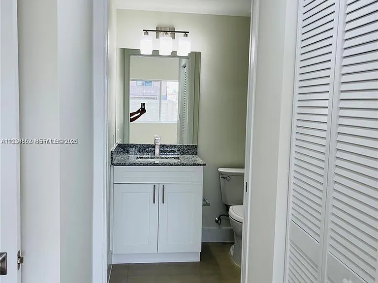 310 E 7th St #203 — Photo 11