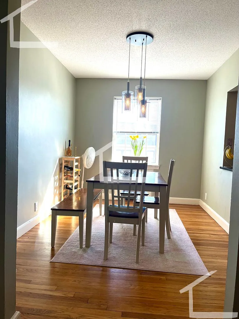 Spacious 2-bed, 1-bath Avail for 9/1; Heat/HW Incl — Photo 3