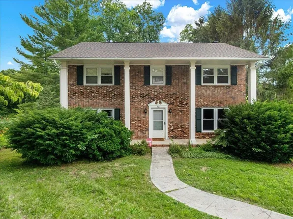 401 Stonegate Dr, Blacksburg, VA 24060