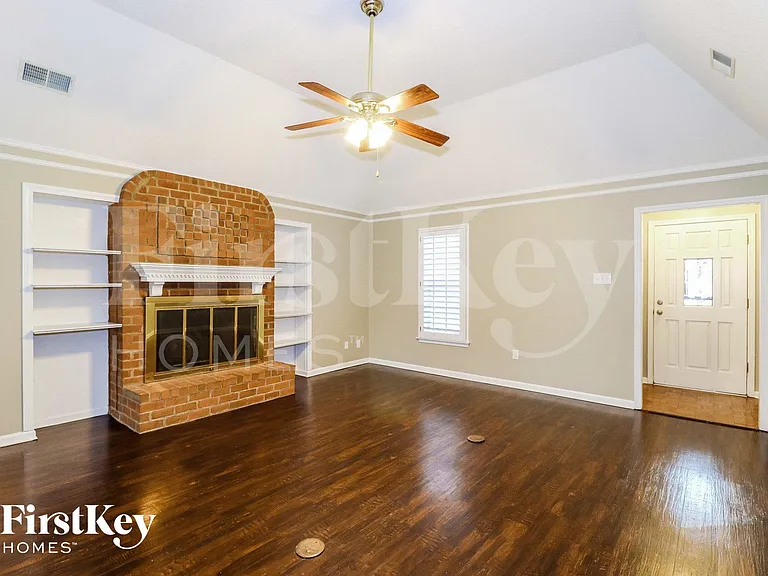 1330 Fox Trace Dr — Photo 4
