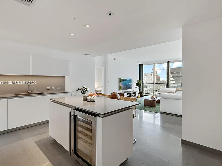88 SW 7th St #1710 — Photo 4