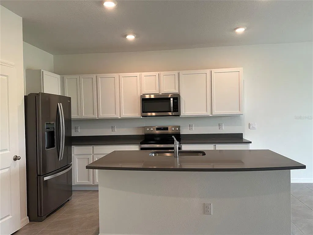 3 bed, 2.5 bath, 1673 sqft, $2,050 — Photo 3