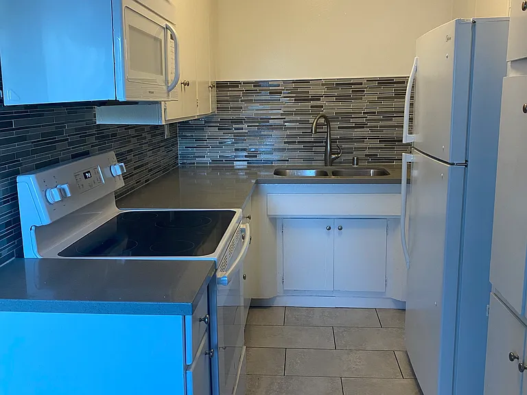 504 Avenue G — Photo 3