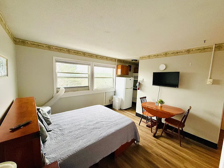 383 College Street — Photo 3