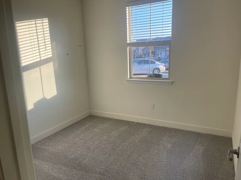 572 Knightsbridge Ct — Photo 13