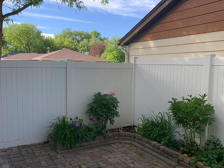 Vinyl privacy fencing