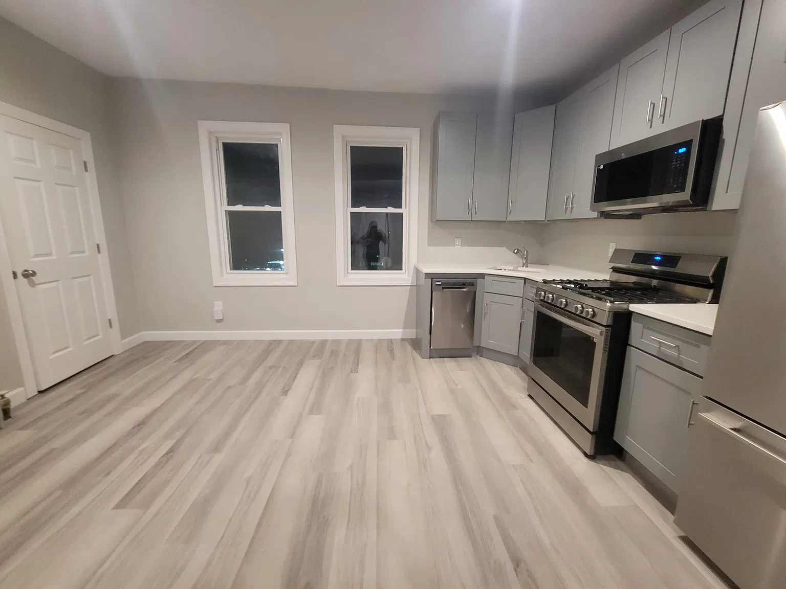 2 bed, 700 sqft, $2,200 — Photo 2