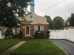 662 Margaret St, Franklin Square, NY 11010