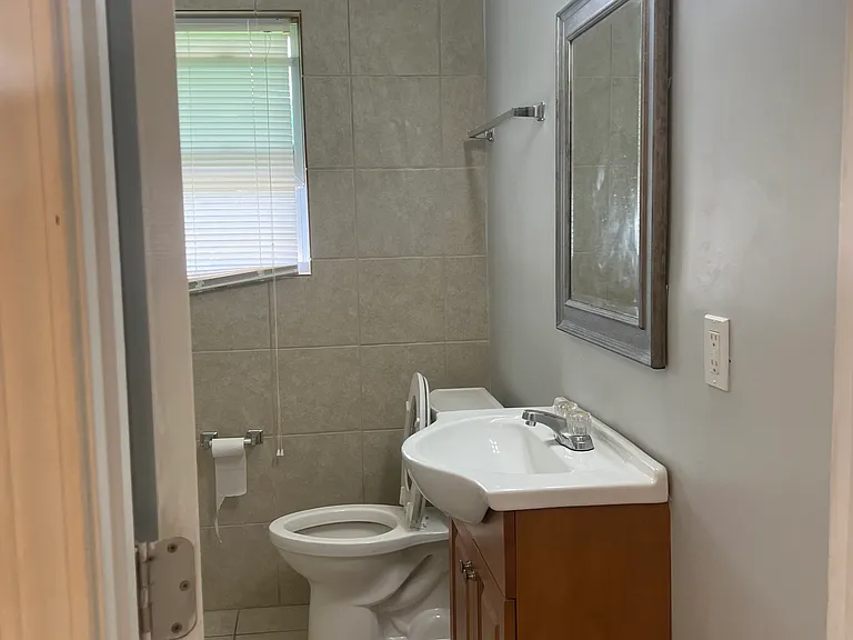 305 W Oak St #B — Photo 8
