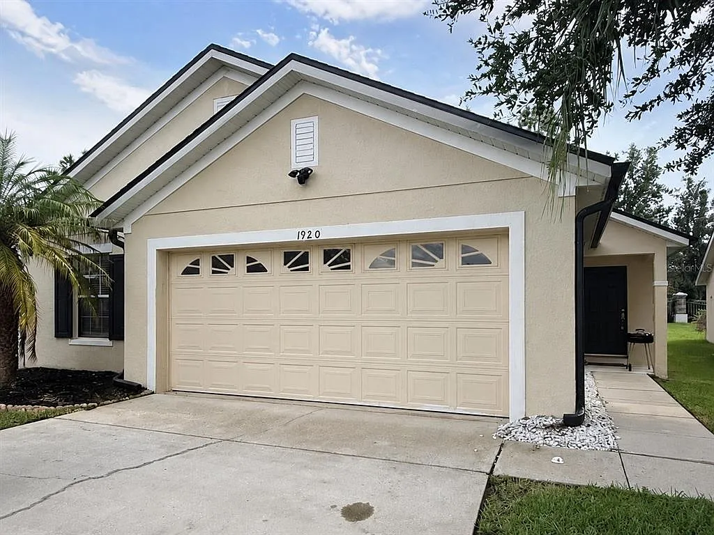 3 bed, 2.0 bath, 1405 sqft, $2,450 — Photo 2