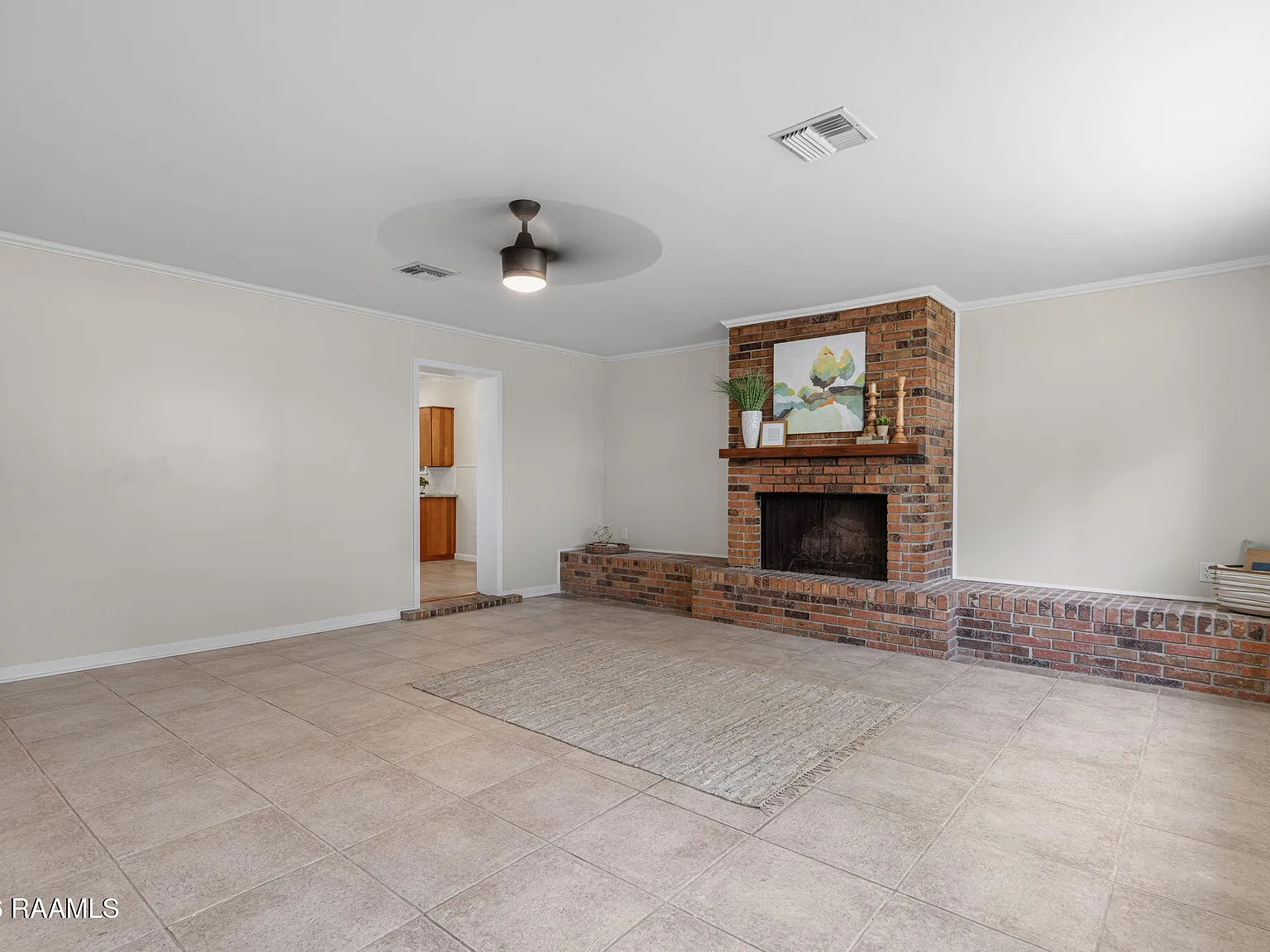 3 bed, 2.5 bath, 1900 sqft, $2,200 — Photo 2