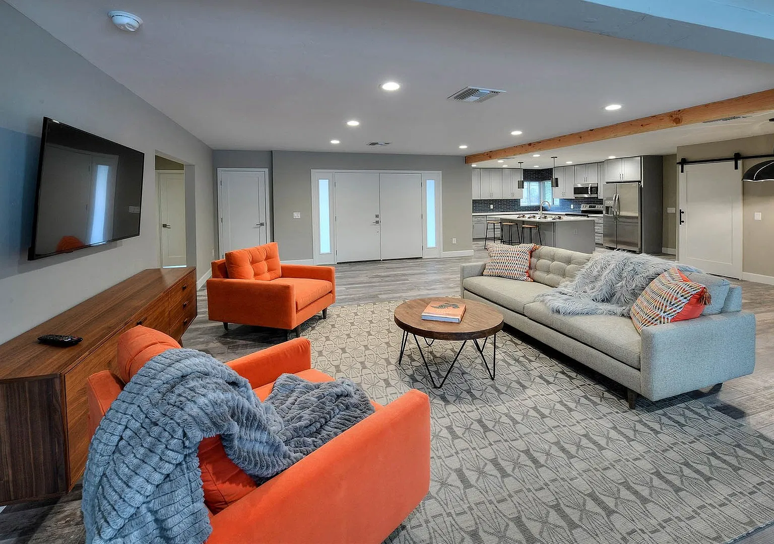 Pre Lease August 2025 Gorgeous Total Remodel in Central Tucson, A/C, Pool, 5 minutes from UofA, N... — Photo 2