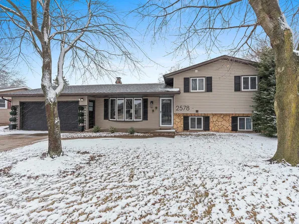 2578 Vicki Ln, Green Bay, WI 54311