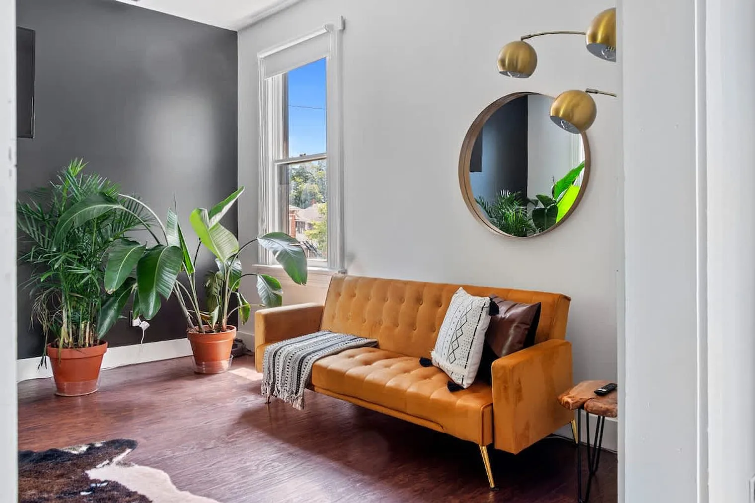 2 bed, 1.0 bath, 1496 sqft, $3,552 — Photo 2