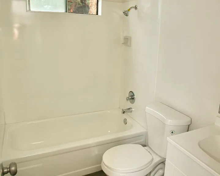 1392 Helix St — Photo 7
