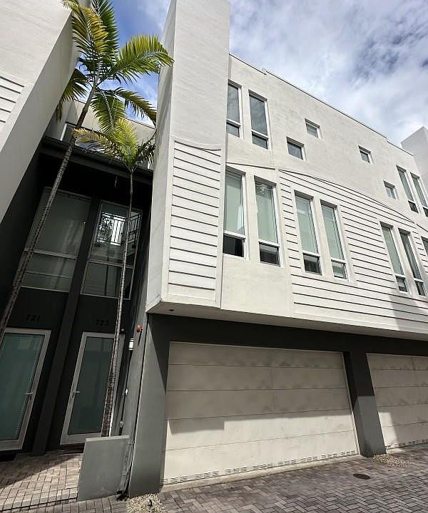 1st image of 723 SE 16th Court