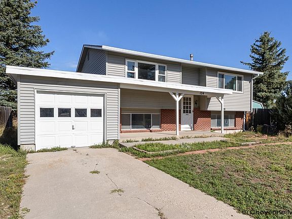 2nd image of 124 Applewood Ct