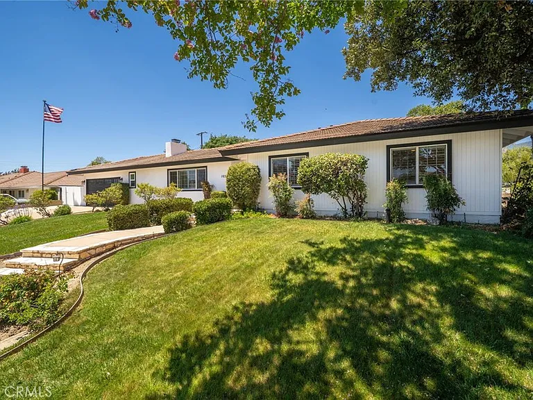 1025 Kent Dr — Photo 2