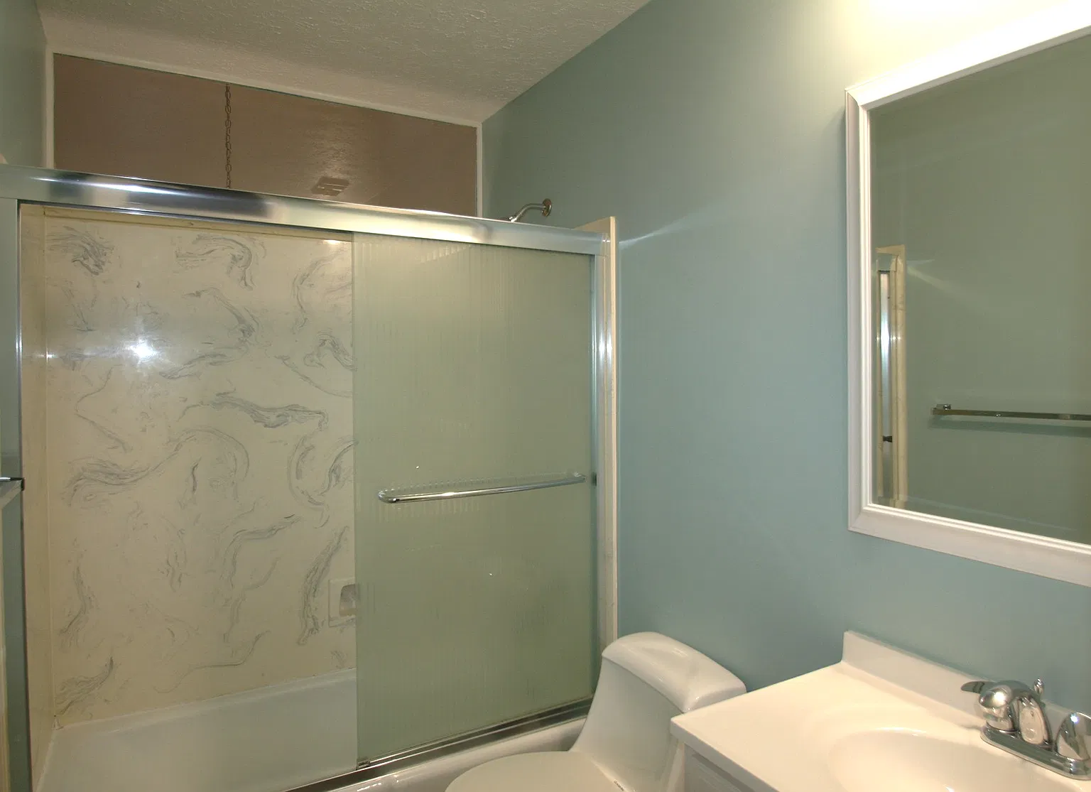 2 bed, 1.5 bath, 1300 sqft, $1,599 — Photo 3