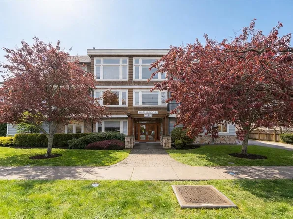 9942 3rd St #201, Sidney, BC V8L 3B2