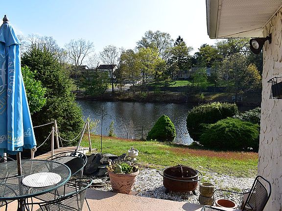 5th image of 872 Brookside Dr