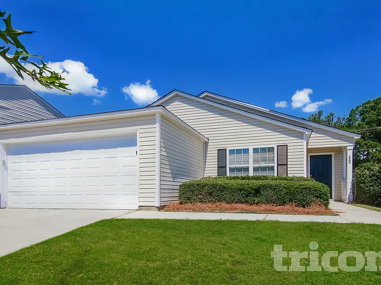 404 Castle Ridge Dr — Photo 2