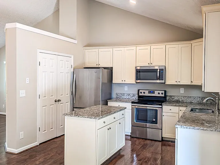 21530 Warwick Ct — Photo 11