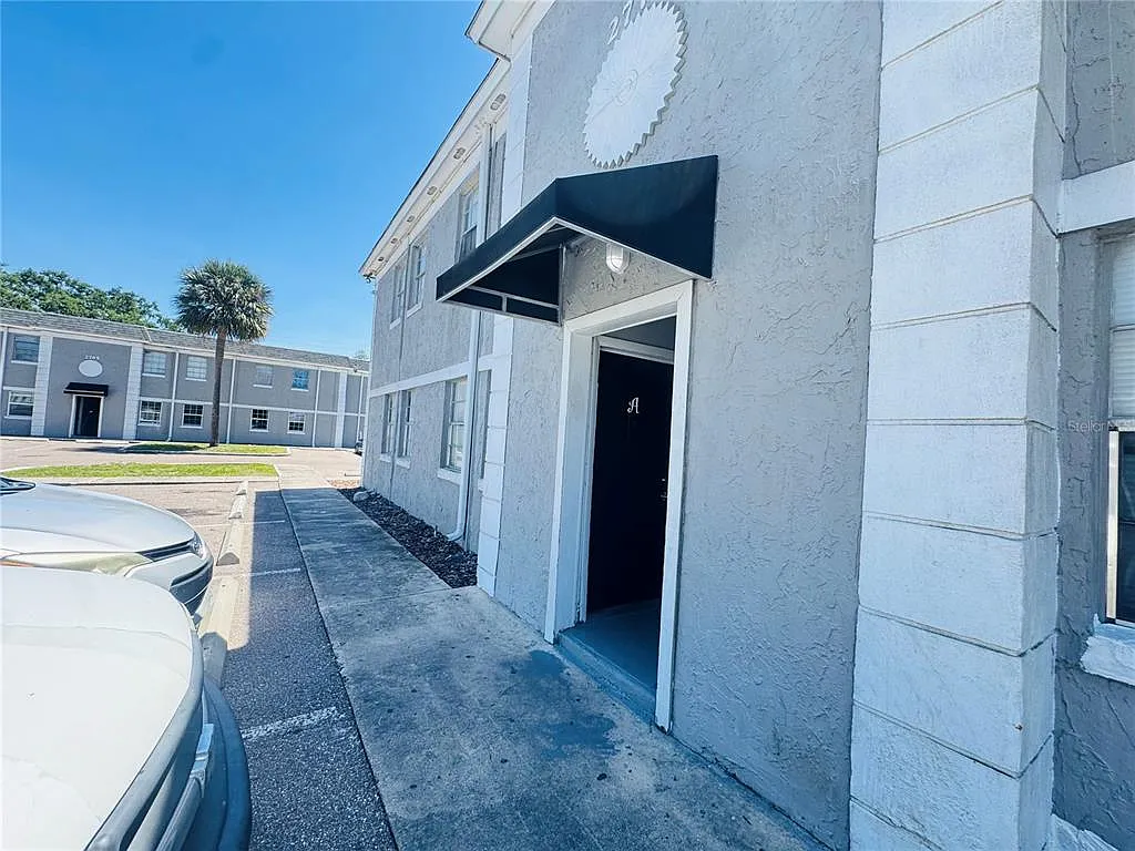 2 bed, 1.5 bath, 992 sqft, $1,325 — Photo 2