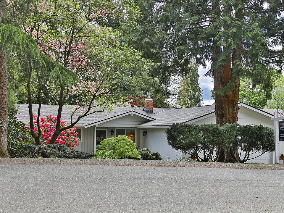Updated rambler just steps to downtown Bothell.