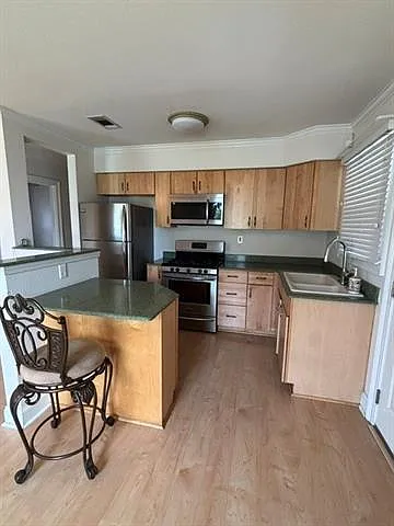 3 bed, 1.0 bath, 1000 sqft, $1,750 — Photo 3