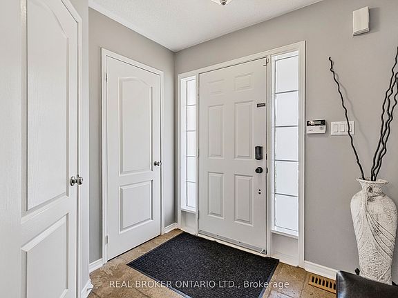 3rd image of 56 Lockheed Cres